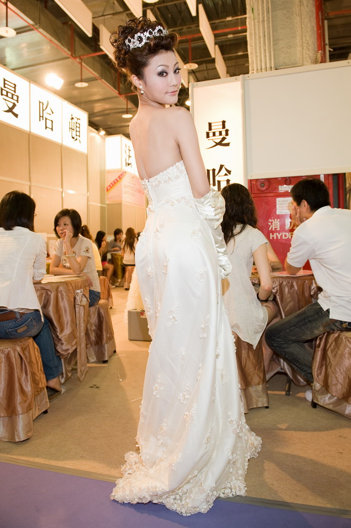 台北婚纱展靓丽美背尽显高雅气质