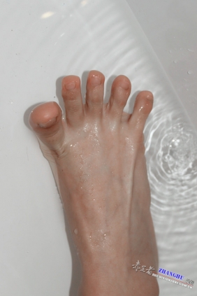 [赤足者] 温婉美女聂蓓佳展现用水浸润过的鲜脚掌，只为深层诱惑你 [42P150MB]